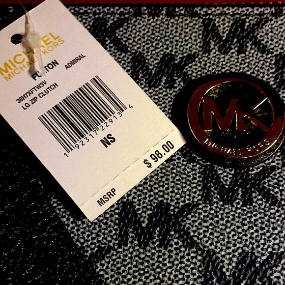 (💥1 LEFT💥) MICHAEL KORS FULTON MK ZIP WRISTLET - Picture 5 of 6